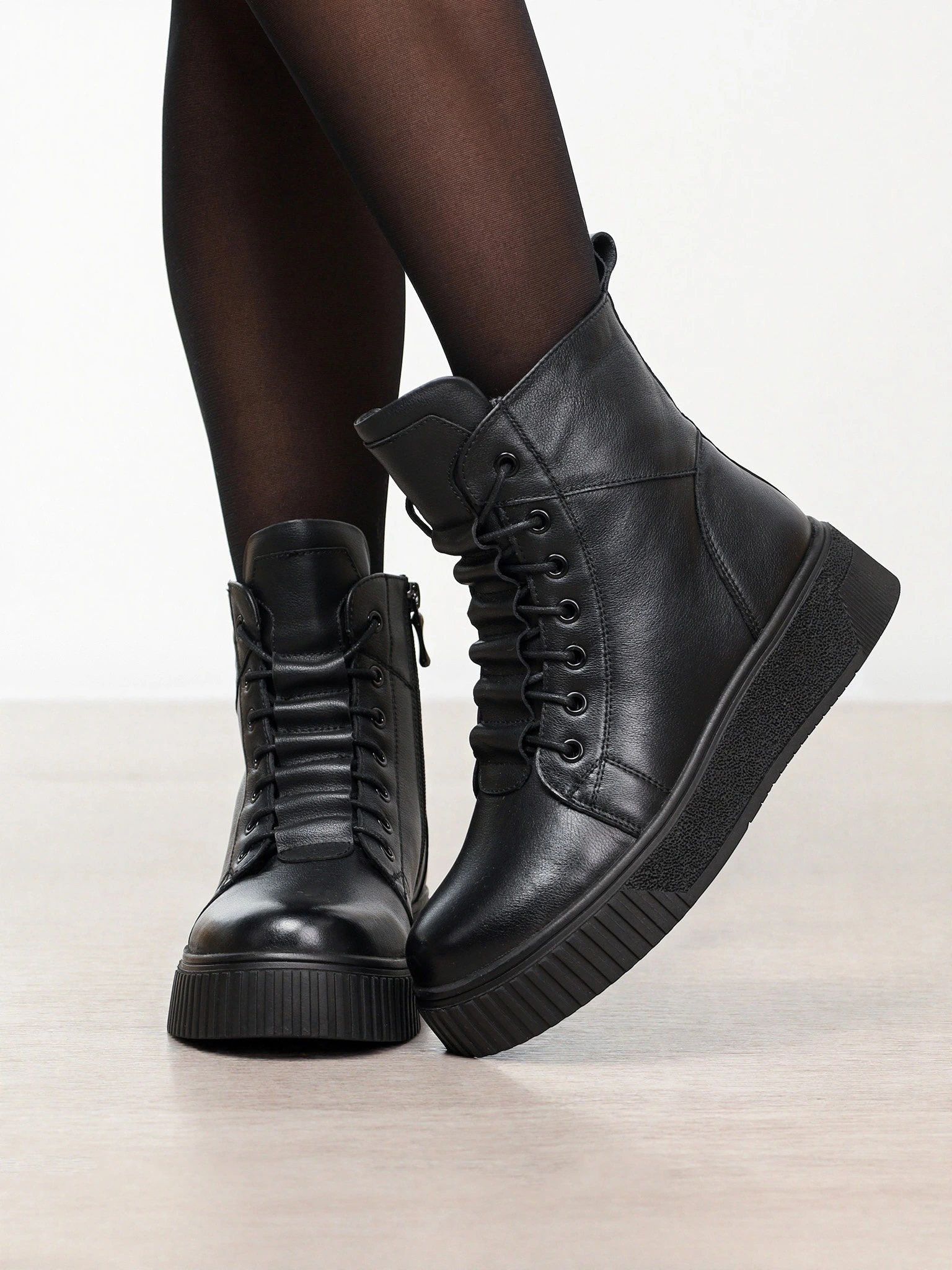 Ботинки черного цвета на средней платформе